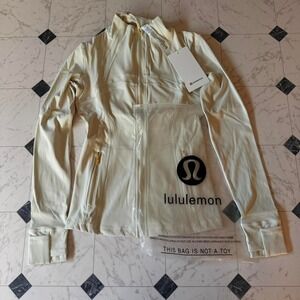 Brand new with tags Lululemon Define Jacket in buttery-soft Nulu fabric 🤍Size 4